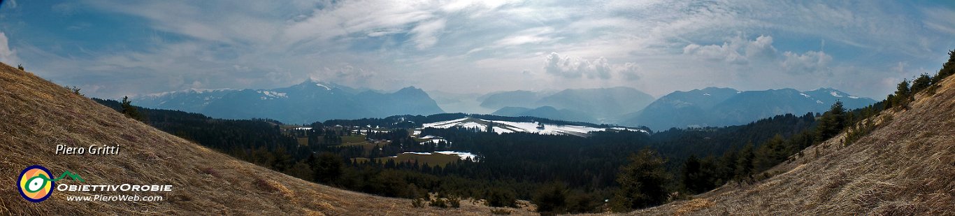 64 Panoramica verso l'altopiano di Bossico ed il lago.jpg